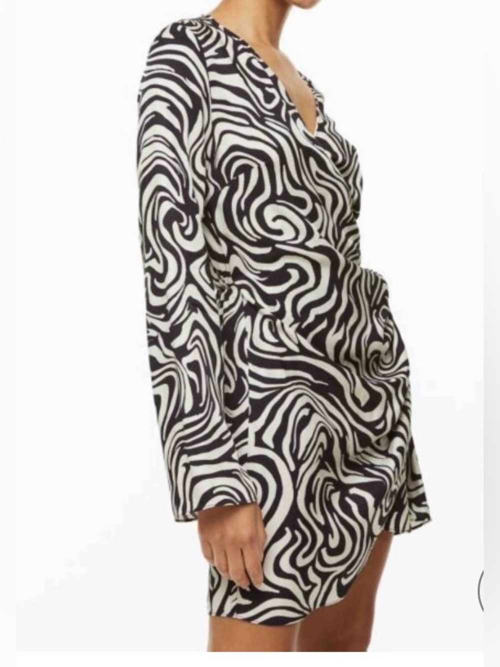 H&M Black & White Swirl Long-Sleeve Mini Dress
Size XS